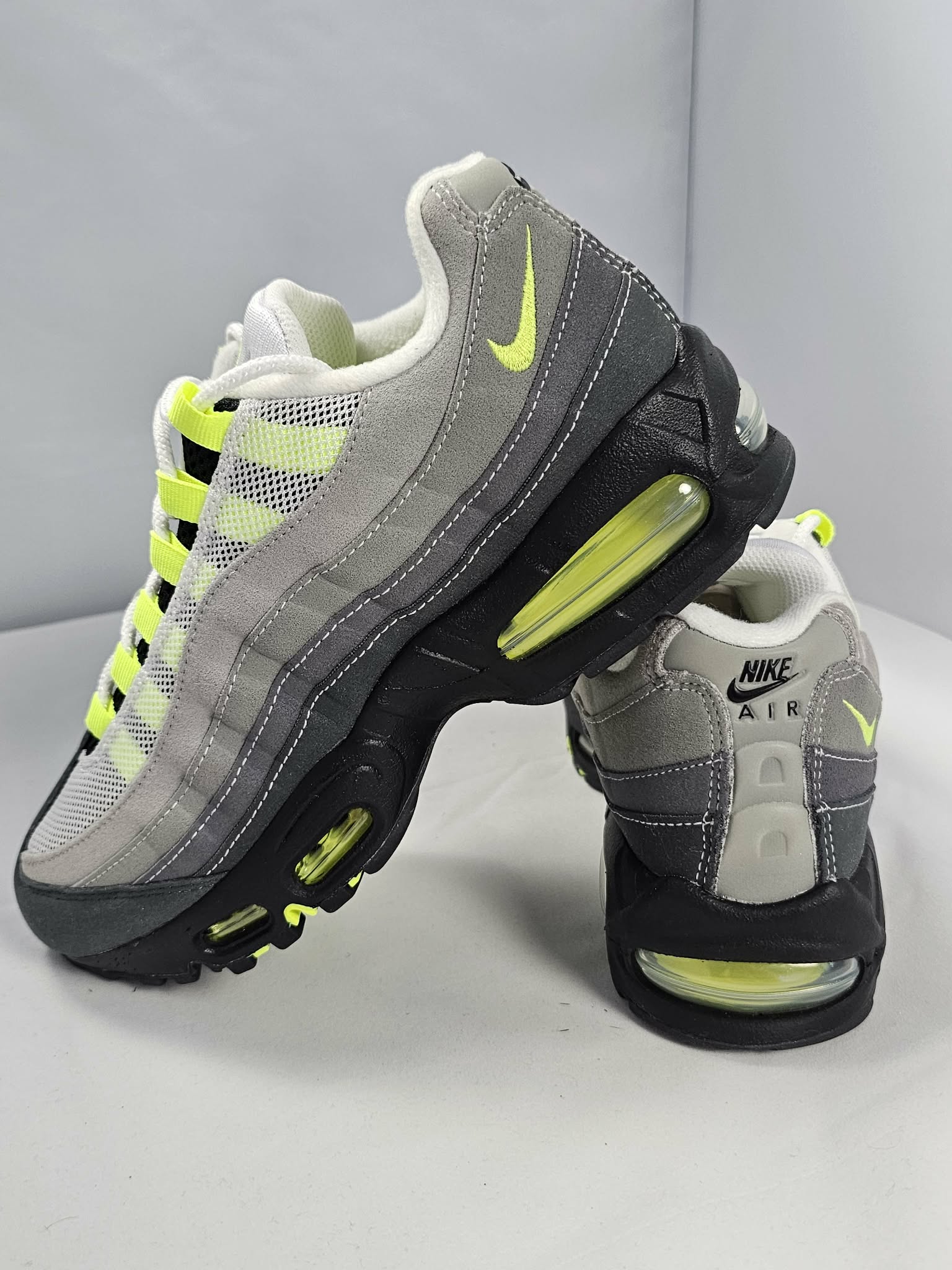 Nike Air Max 95 Neon – Kultowe Sneakersy | Rozmiar 39 AquaMagic Outlet