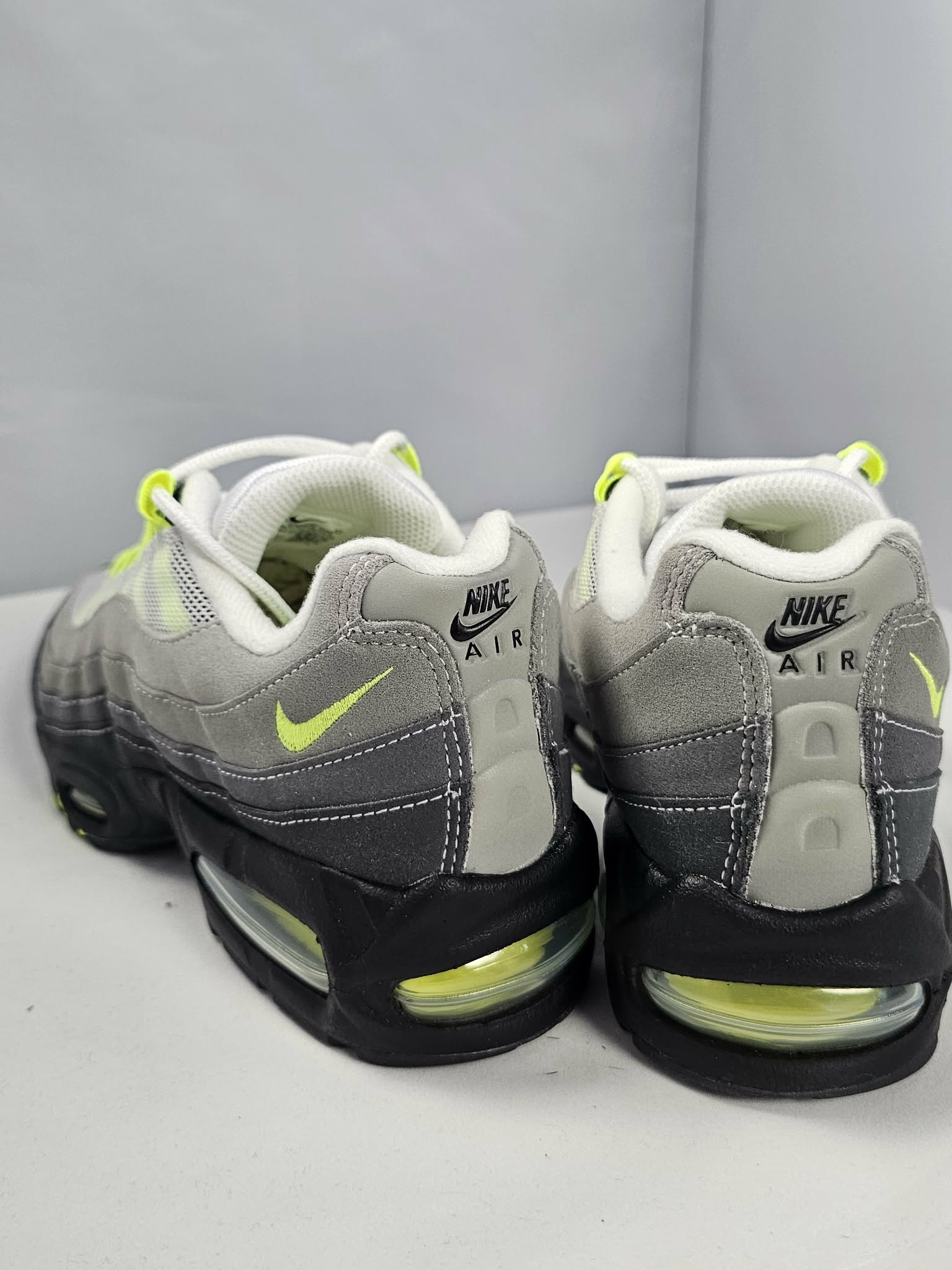 Nike Air Max 95 Neon – Kultowe Sneakersy | Rozmiar 39 AquaMagic Outlet