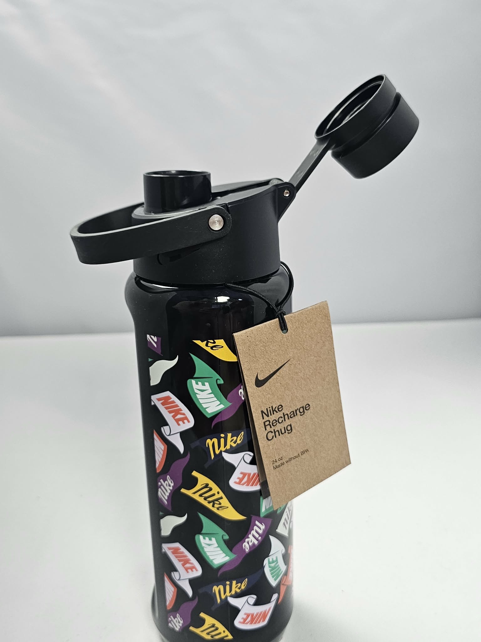 Bidon Nike Recharge Chug 700ml – Szczelna Butelka Sportowa AquaMagic Outlet