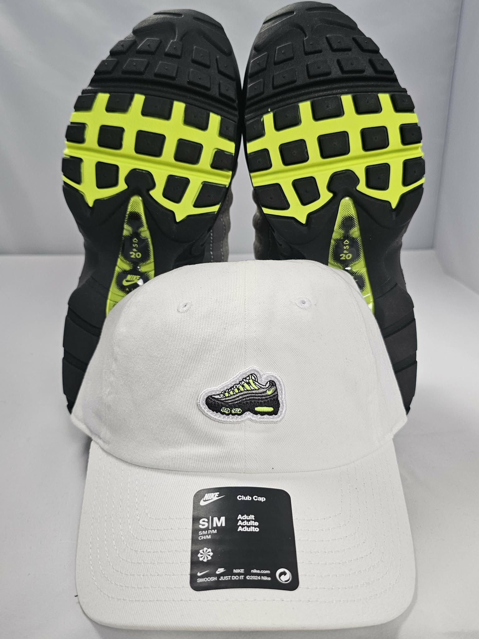 Biała Czapka z Daszkiem Nike Air Max Rozmiar S/M AquaMagic Outlet