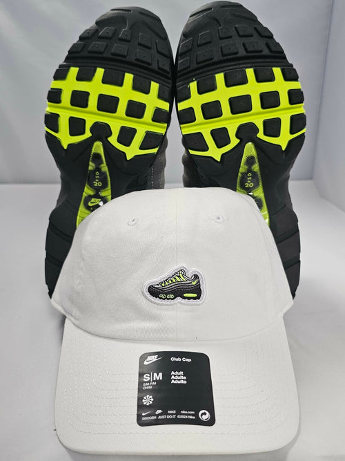 Biała Czapka z Daszkiem Nike Air Max Rozmiar S/M AquaMagic Outlet