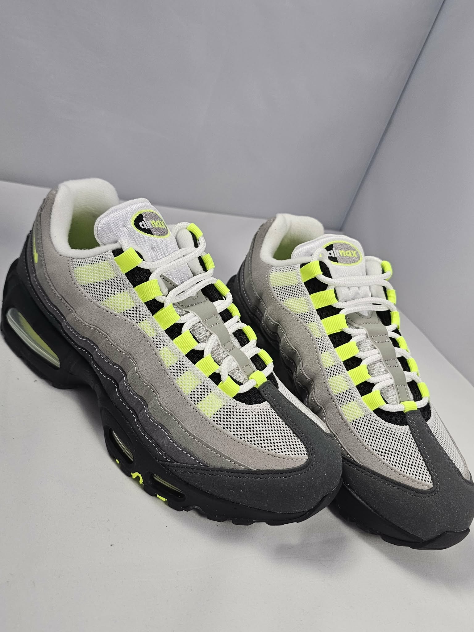 Nike Air Max 95 Neon – Kultowe Sneakersy | Rozmiar 39 AquaMagic Outlet