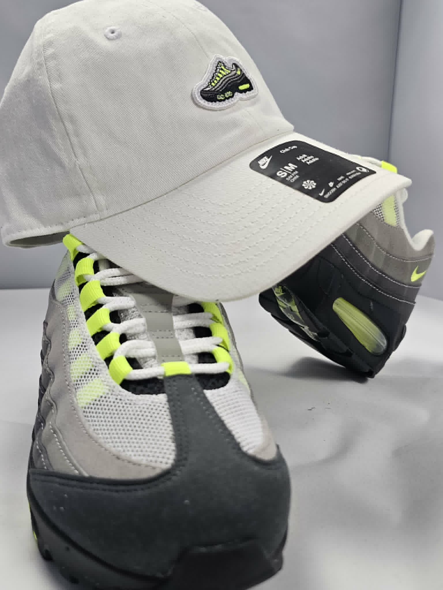 Biała Czapka z Daszkiem Nike Air Max Rozmiar S/M AquaMagic Outlet