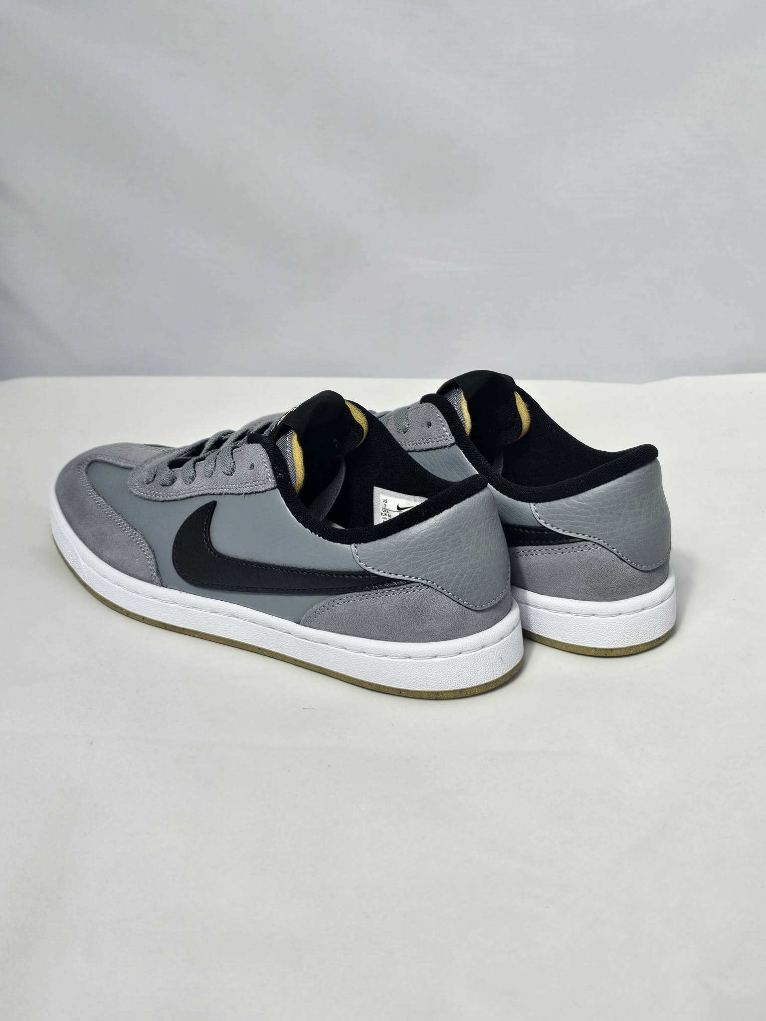 Nike SB FC Classic Szare Rozmiar 40 – Kultowy Styl Skate AquaMagic Outlet